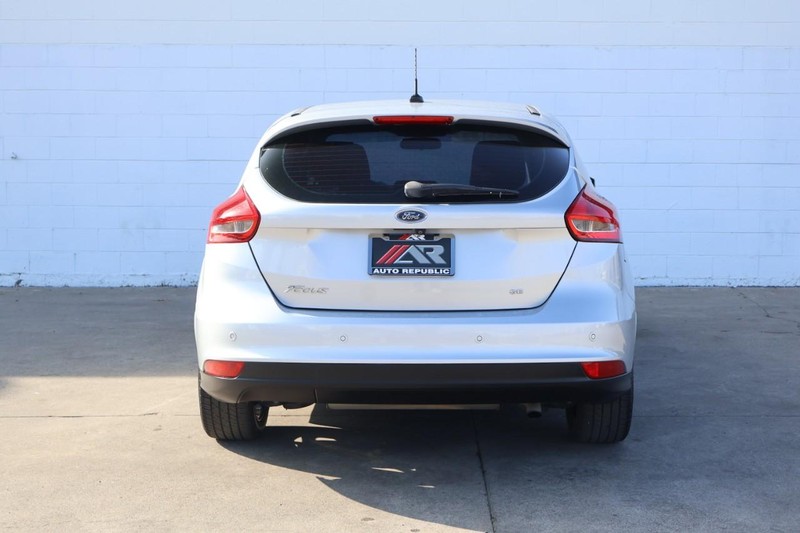 Ford Focus Hatchback Vehicle Full-screen Gallery Image 06