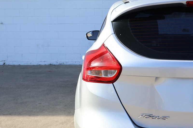 Ford Focus Hatchback Vehicle Full-screen Gallery Image 07