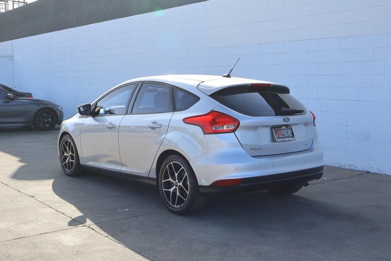 Ford Focus Hatchback Vehicle Full-screen Gallery Image 10