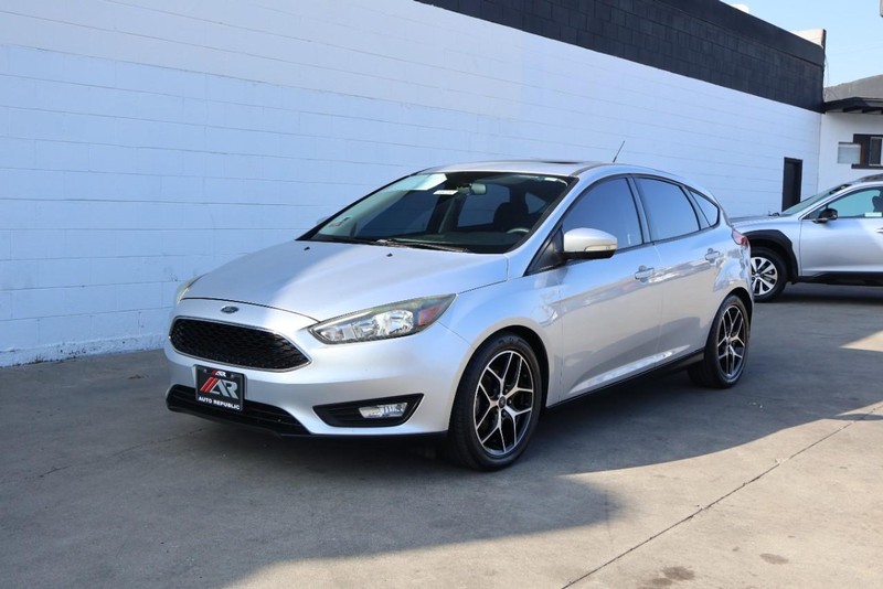 Ford Focus Hatchback Vehicle Full-screen Gallery Image 12