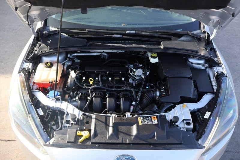 Ford Focus Hatchback Vehicle Full-screen Gallery Image 13