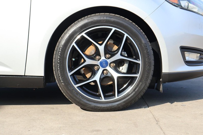 Ford Focus Hatchback Vehicle Full-screen Gallery Image 14