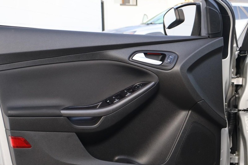 Ford Focus Hatchback Vehicle Full-screen Gallery Image 16