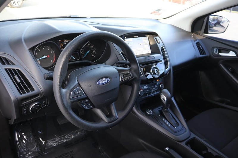 Ford Focus Hatchback Vehicle Full-screen Gallery Image 17