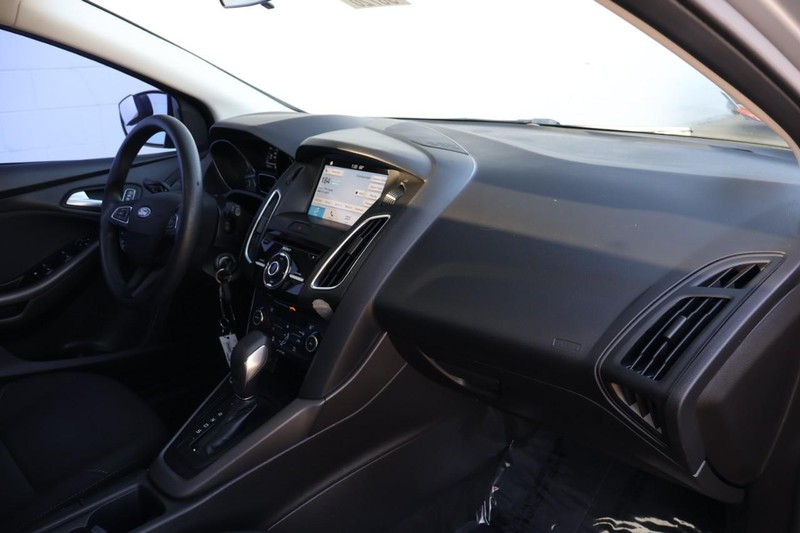 Ford Focus Hatchback Vehicle Full-screen Gallery Image 21