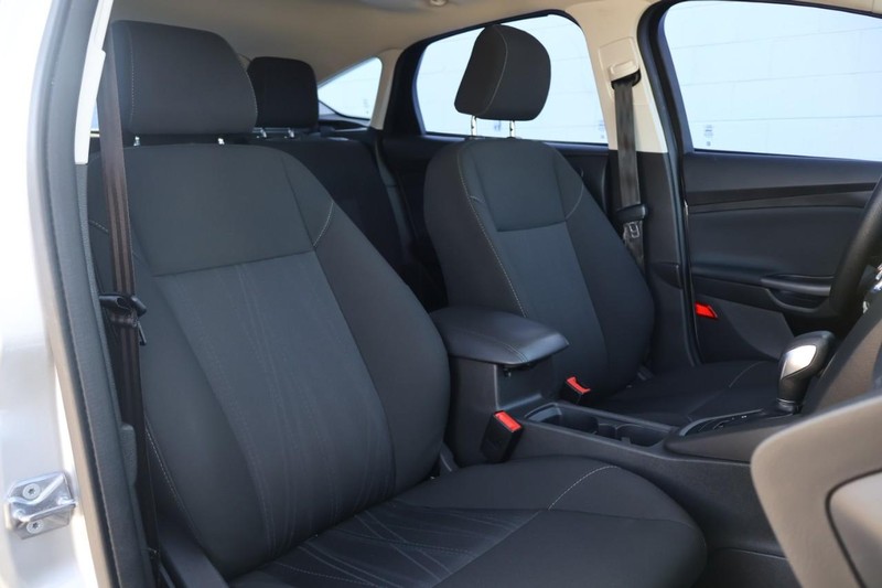 Ford Focus Hatchback Vehicle Full-screen Gallery Image 22