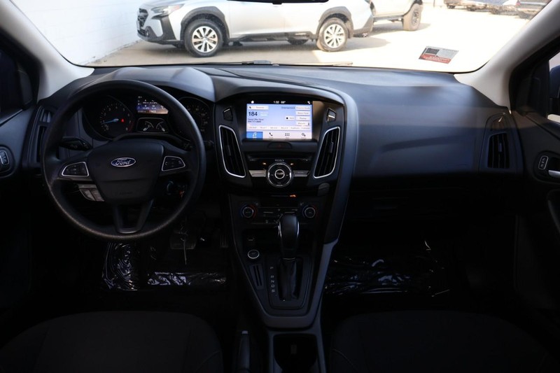 Ford Focus Hatchback Vehicle Full-screen Gallery Image 24