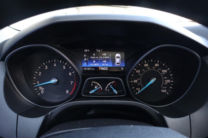 Ford Focus Hatchback Vehicle Full-screen Gallery Image 25