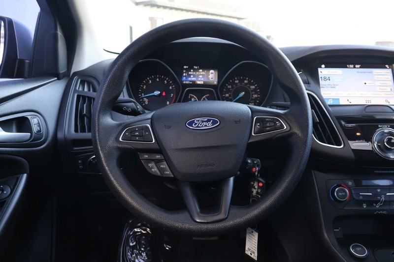 Ford Focus Hatchback Vehicle Full-screen Gallery Image 26