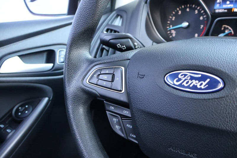 Ford Focus Hatchback Vehicle Full-screen Gallery Image 27