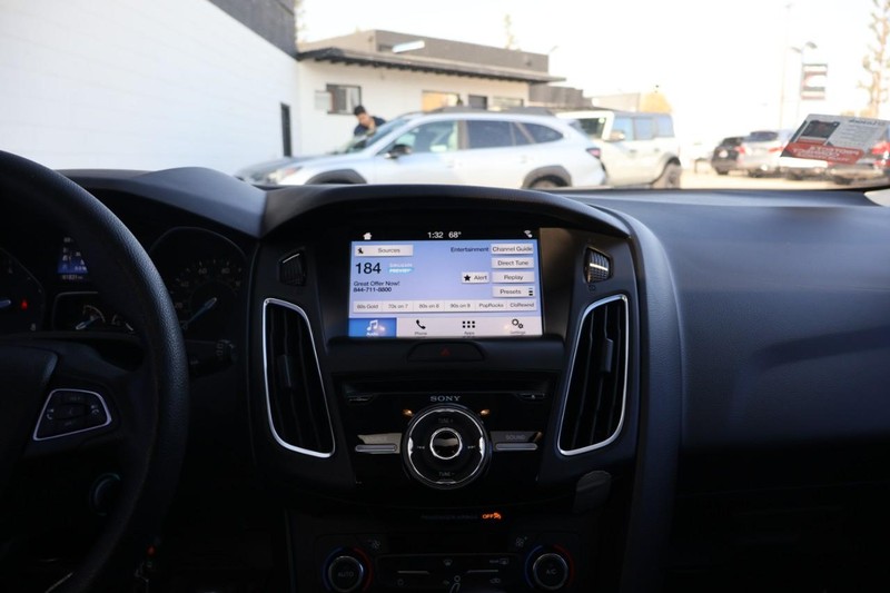 Ford Focus Hatchback Vehicle Full-screen Gallery Image 29