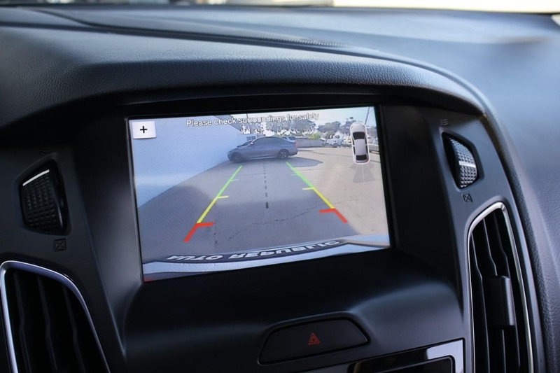 Ford Focus Hatchback Vehicle Full-screen Gallery Image 31