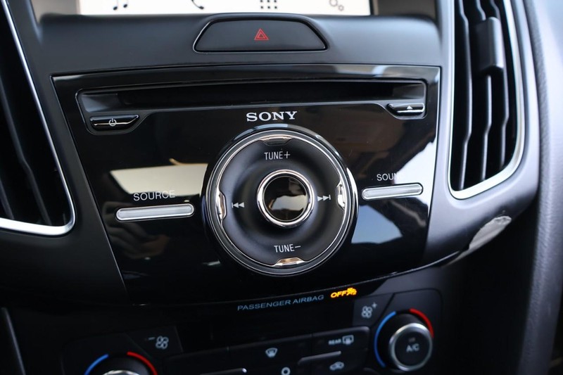 Ford Focus Hatchback Vehicle Full-screen Gallery Image 32