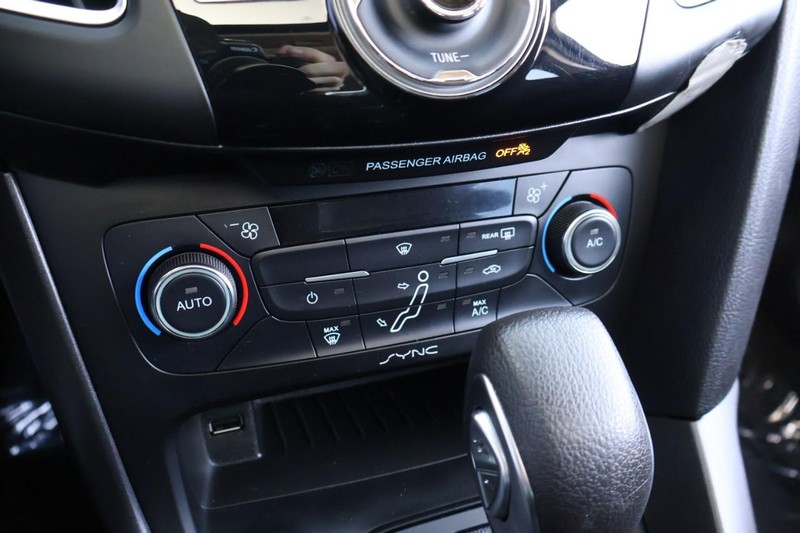 Ford Focus Hatchback Vehicle Full-screen Gallery Image 33