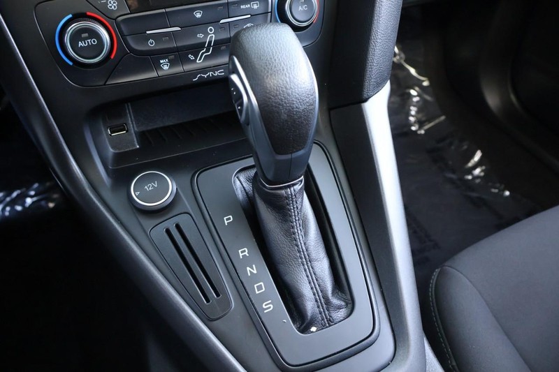 Ford Focus Hatchback Vehicle Full-screen Gallery Image 34