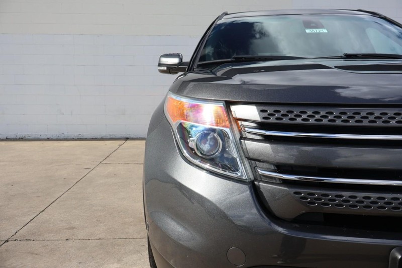 Ford Explorer Vehicle Full-screen Gallery Image 03