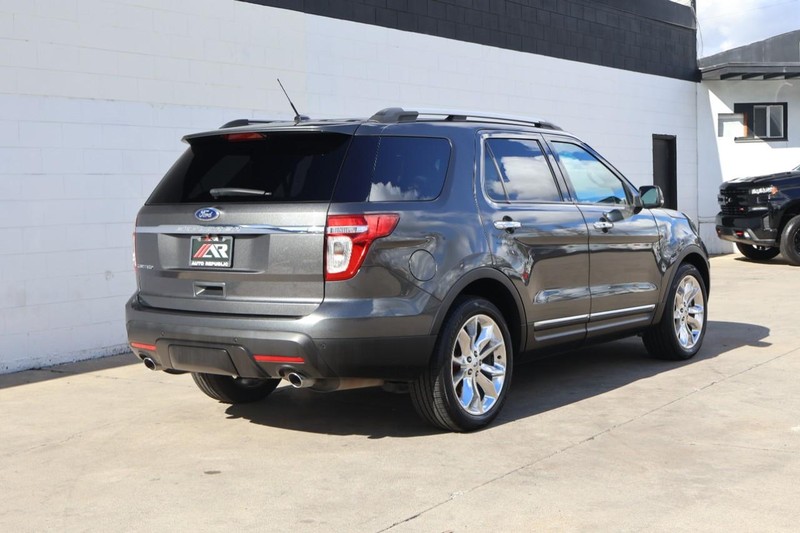 Ford Explorer Vehicle Full-screen Gallery Image 05