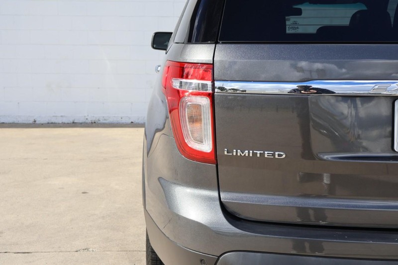 Ford Explorer Vehicle Full-screen Gallery Image 07