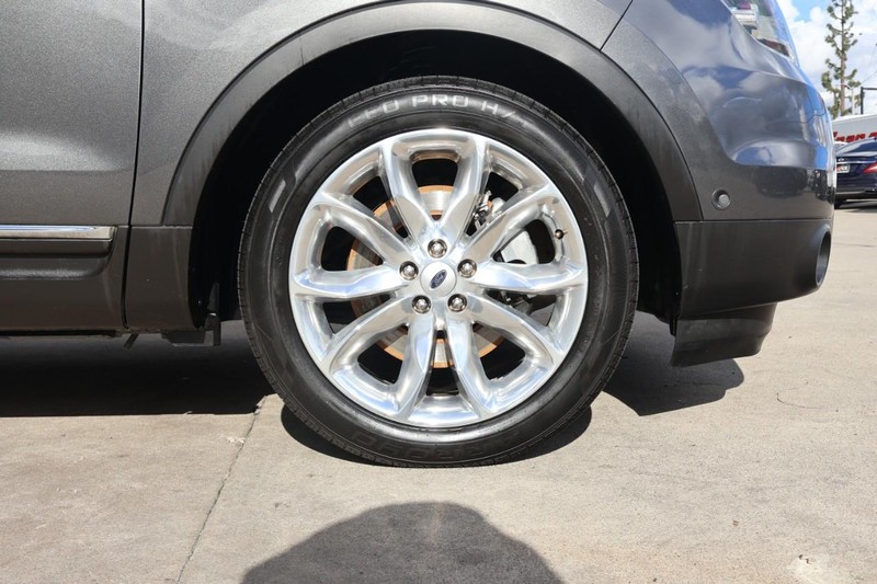 Ford Explorer Vehicle Full-screen Gallery Image 13