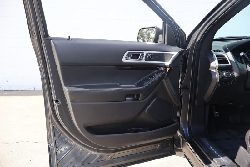 Ford Explorer Vehicle Full-screen Gallery Image 14