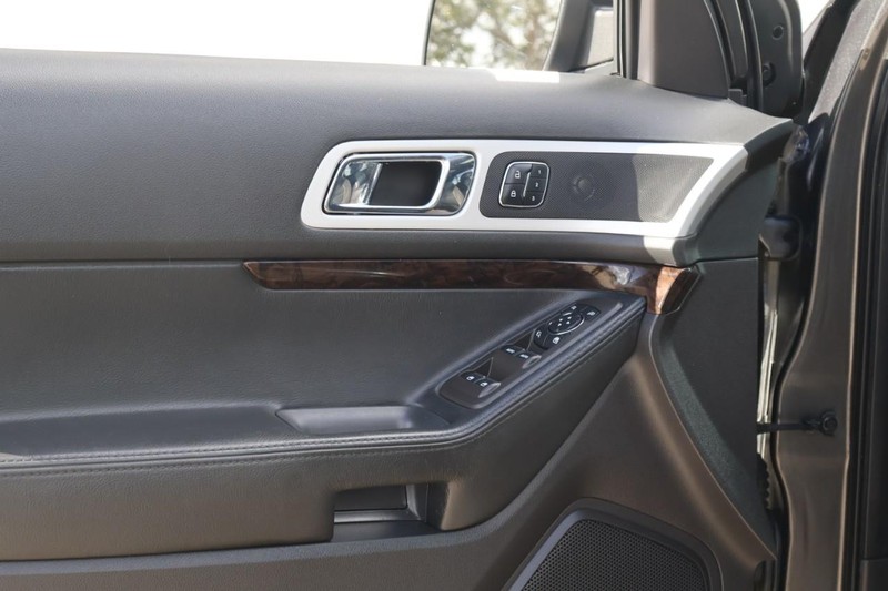 Ford Explorer Vehicle Full-screen Gallery Image 15