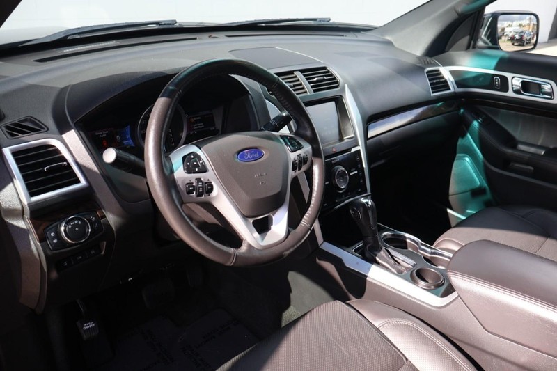 Ford Explorer Vehicle Full-screen Gallery Image 16