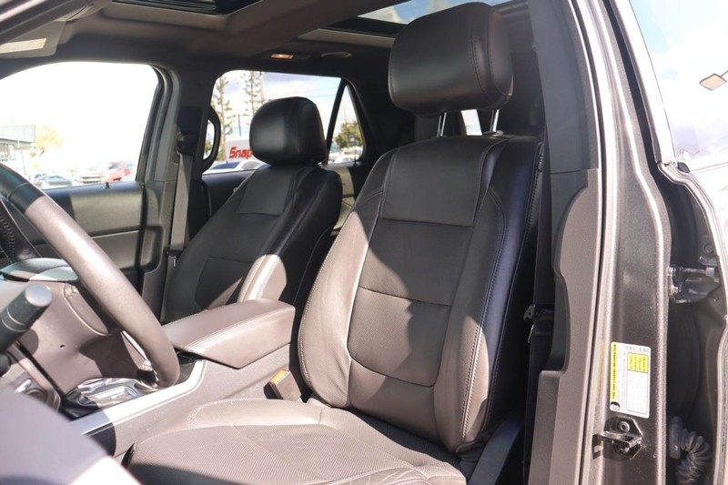 Ford Explorer Vehicle Full-screen Gallery Image 18