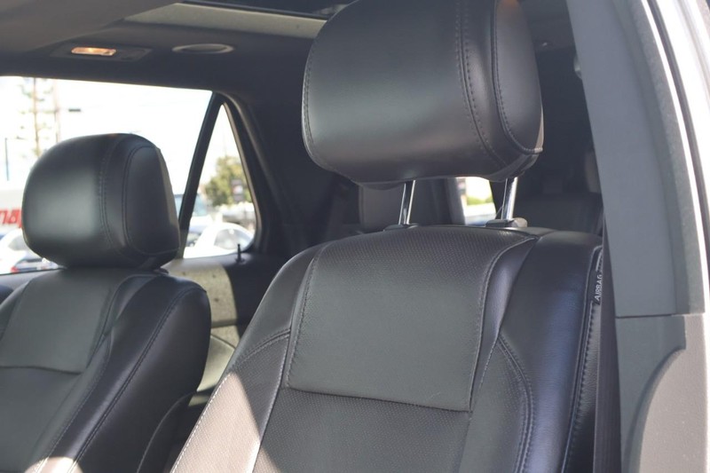 Ford Explorer Vehicle Full-screen Gallery Image 19