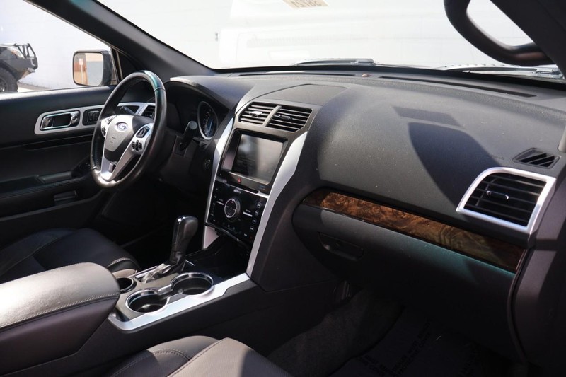 Ford Explorer Vehicle Full-screen Gallery Image 20