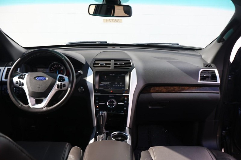 Ford Explorer Vehicle Full-screen Gallery Image 25