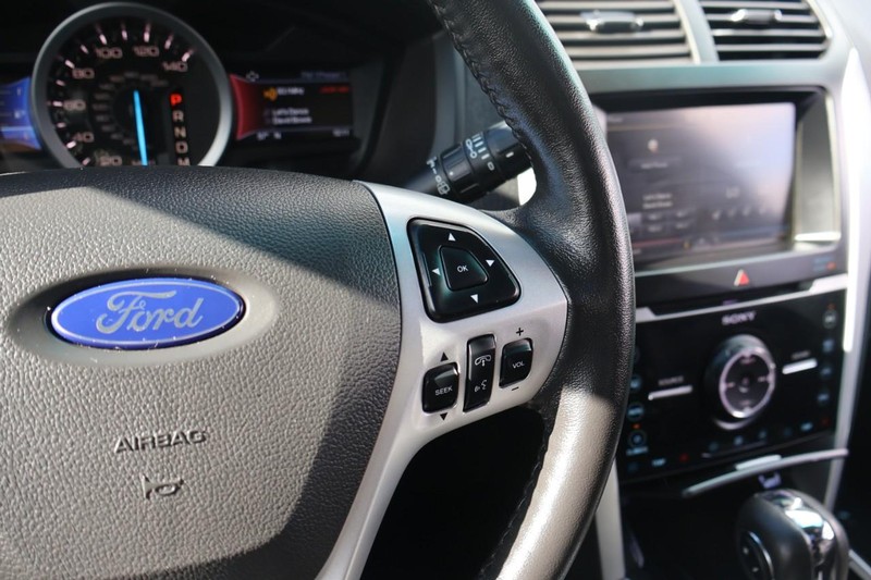 Ford Explorer Vehicle Full-screen Gallery Image 29