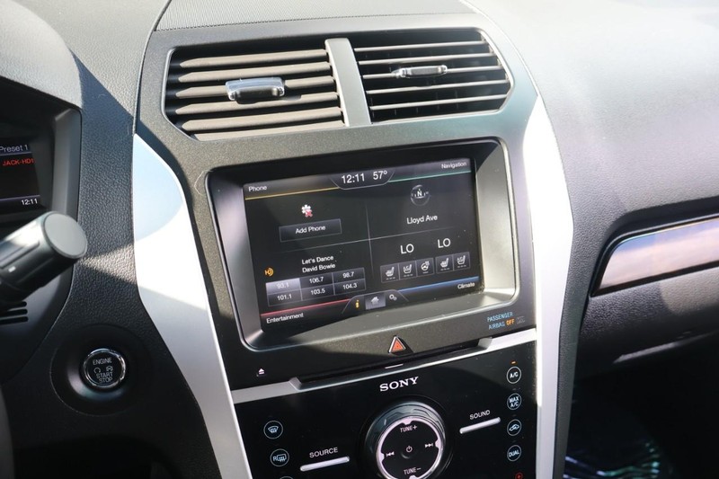 Ford Explorer Vehicle Full-screen Gallery Image 32