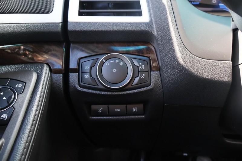 Ford Explorer Vehicle Full-screen Gallery Image 35