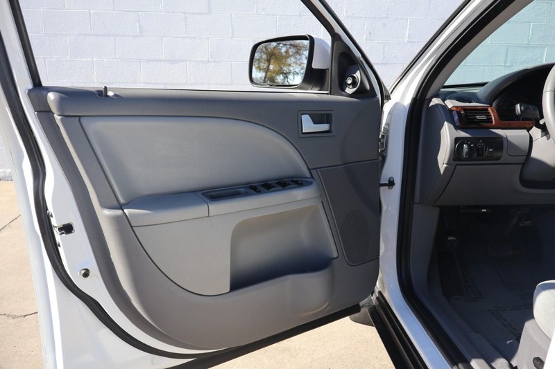 Ford Five Hundred Vehicle Full-screen Gallery Image 14