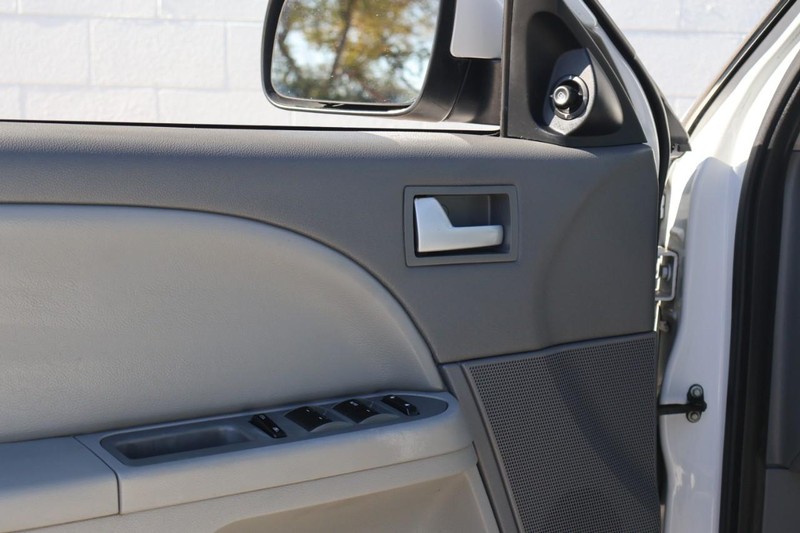 Ford Five Hundred Vehicle Full-screen Gallery Image 15