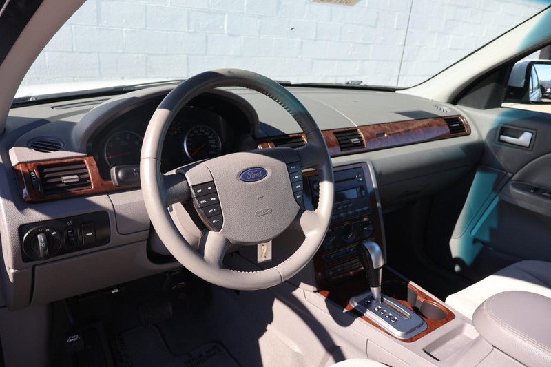 Ford Five Hundred Vehicle Full-screen Gallery Image 16