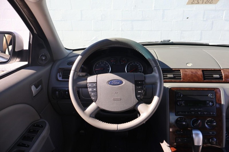 Ford Five Hundred Vehicle Full-screen Gallery Image 25