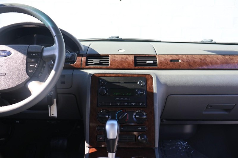 Ford Five Hundred Vehicle Full-screen Gallery Image 28