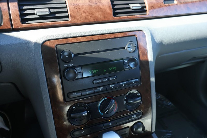 Ford Five Hundred Vehicle Full-screen Gallery Image 29