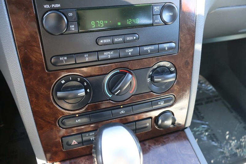 Ford Five Hundred Vehicle Full-screen Gallery Image 30