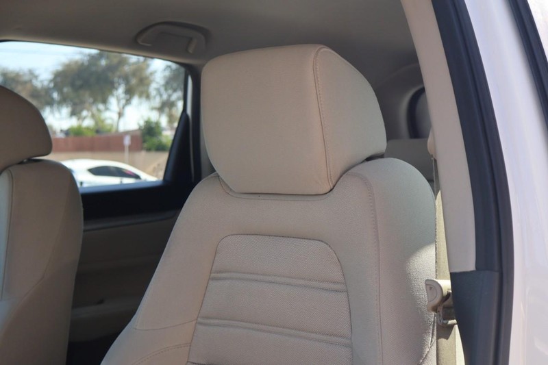 Honda CR-V Vehicle Full-screen Gallery Image 19