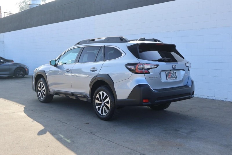 Subaru Outback Vehicle Full-screen Gallery Image 10