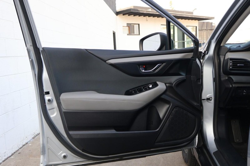 Subaru Outback Vehicle Full-screen Gallery Image 15