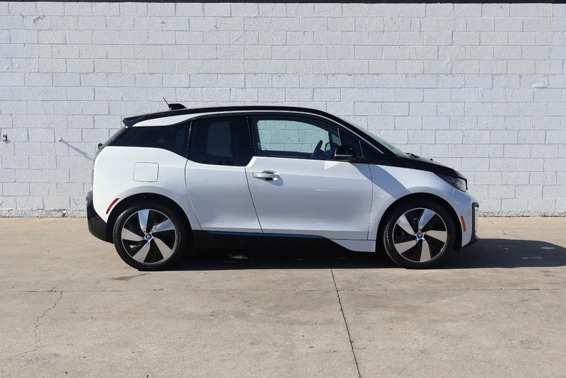 BMW i3 Vehicle Full-screen Gallery Image 04