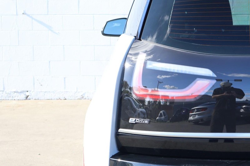 BMW i3 Vehicle Full-screen Gallery Image 07