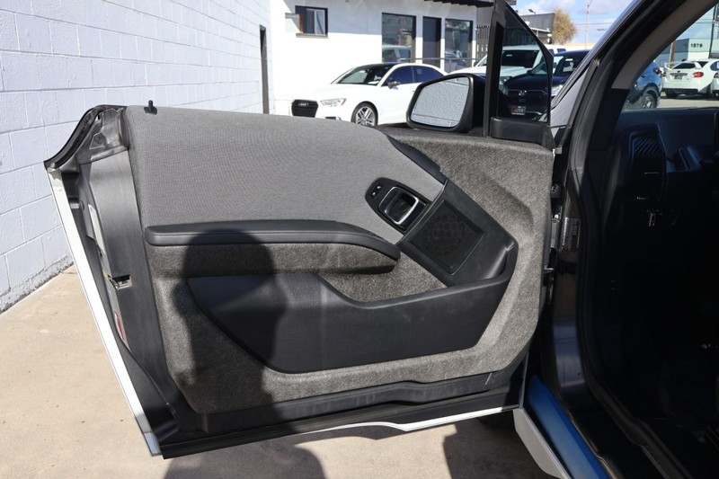 BMW i3 Vehicle Full-screen Gallery Image 14