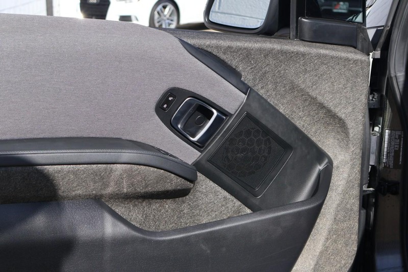 BMW i3 Vehicle Full-screen Gallery Image 15