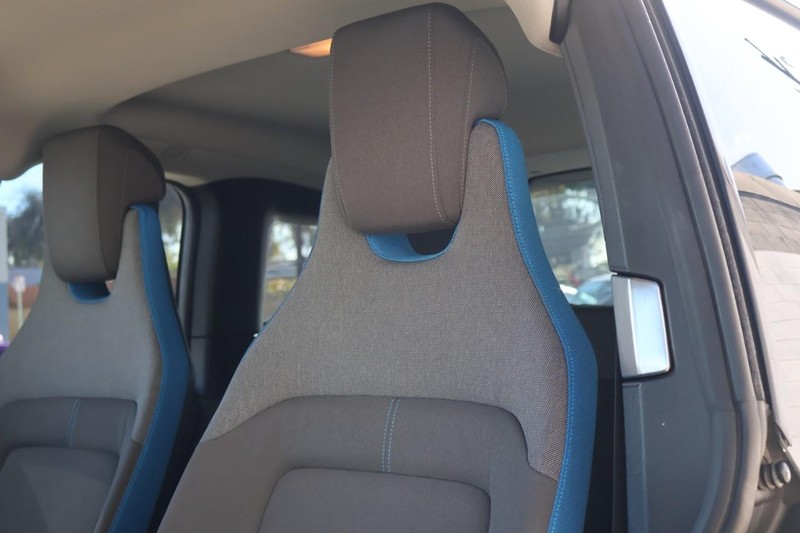BMW i3 Vehicle Full-screen Gallery Image 18
