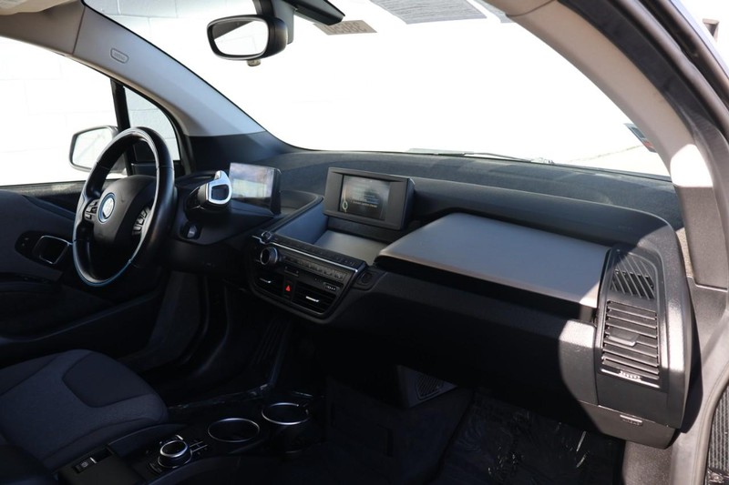 BMW i3 Vehicle Full-screen Gallery Image 19