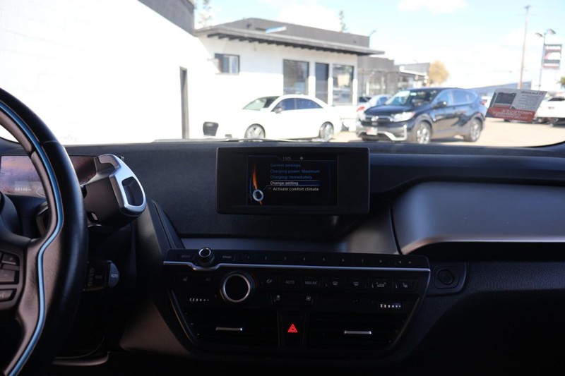 BMW i3 Vehicle Full-screen Gallery Image 25